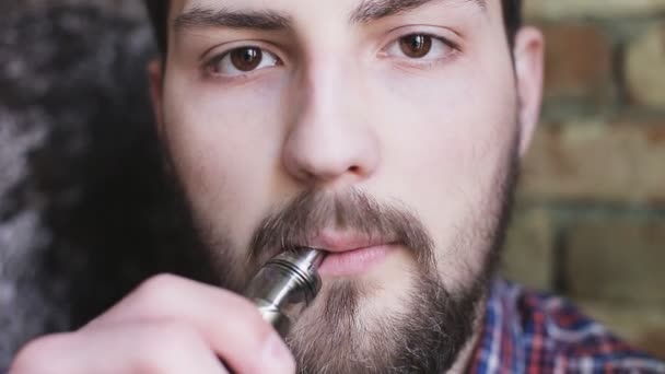 Homem exalando fumaça de um vaporizador — Vídeo de Stock