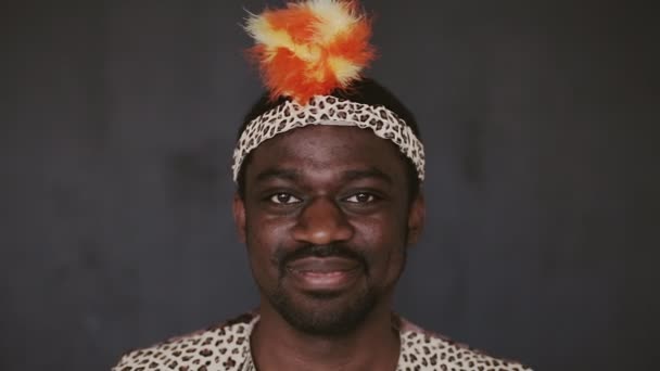 Πορτρέτο της Αφρικής άνθρωπος παίζει τύμπανο — Αρχείο Βίντεο