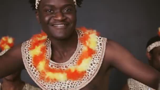 Suku Afrika menari dan bermain drum — Stok Video