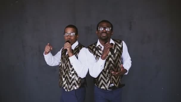 Dos afroamericanos cantando y bailando — Vídeos de Stock