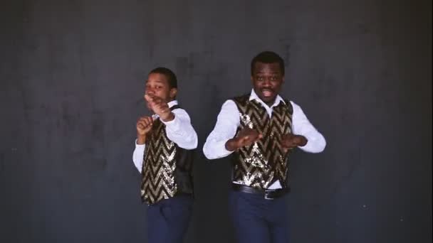 Два афроамериканца поют и танцуют — стоковое видео