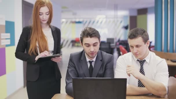 Zakenman presenteren aan het team voor het maken van notities in de bestuurskamer. Statische opname — Stockvideo