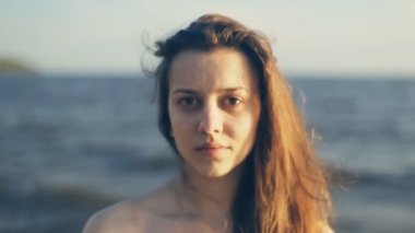 Bir arka plan deniz genç bir kız portresi