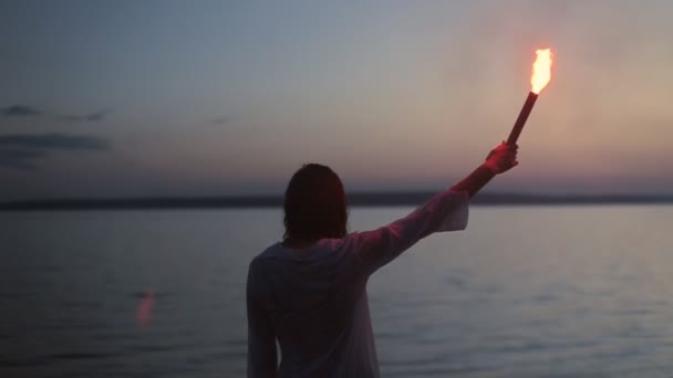 Flicka med ficklampa på havet — Stockvideo