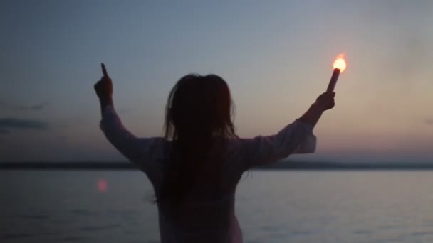 Girl with torch jump on the sea — Stock Video