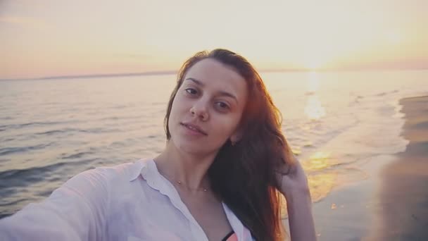 Menina tomar selfie no mar por do sol fundo — Vídeo de Stock