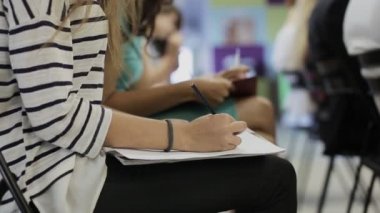 Elleri kalem tutan ve notlar konferansta yapma