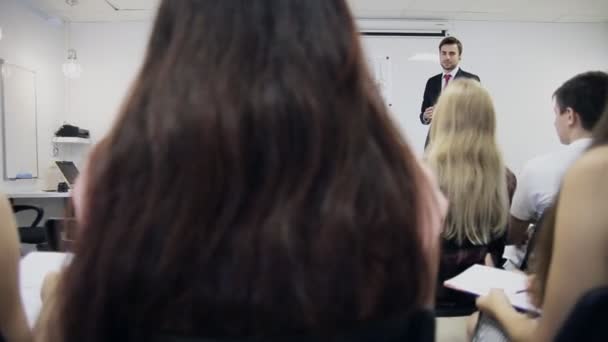 Peaker raconte le discours à la conférence — Video