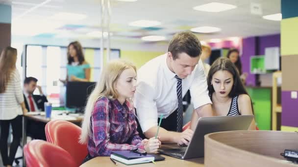 Grupo joven trabajando juntos como equipo en la oficina moderna ocupada — Vídeo de stock