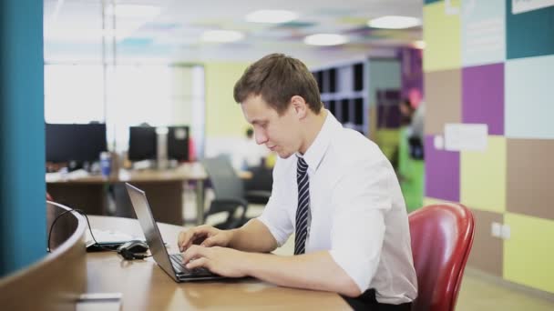 Ręką człowieka wpisując na klawiaturze swojego laptopa. Człowiek pracuje w biurze przy komputerze. — Wideo stockowe