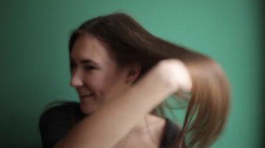 Saçlarıyla oynayan kız.