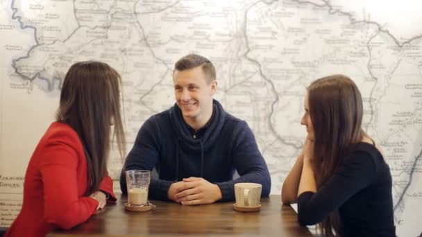 男孩和两个女孩笑和咖啡馆里的谈话 — 图库视频影像