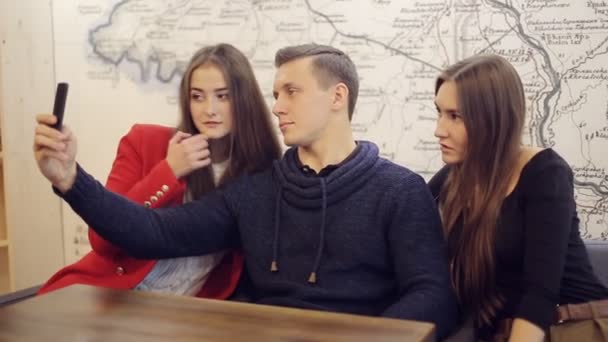 Drie nemen selfie in het café — Stockvideo