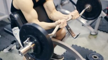 Adam çalışma silah spor salonunda, o çan kaldırma ve onun pazı, yavaş çalışıyor