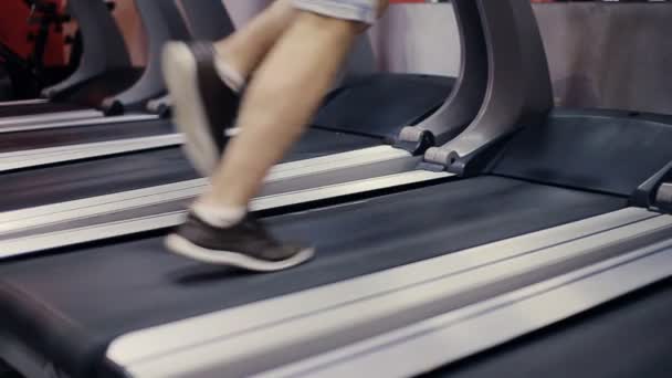 Kör på en treadmill slow motion — Stockvideo