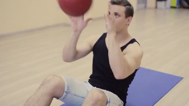 Hombre hacer abdominales crujido con pelota de medicina — Vídeo de stock