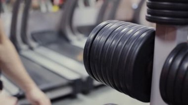 Vücut geliştirmeci halter salonunda ağırlığını değiştirmek