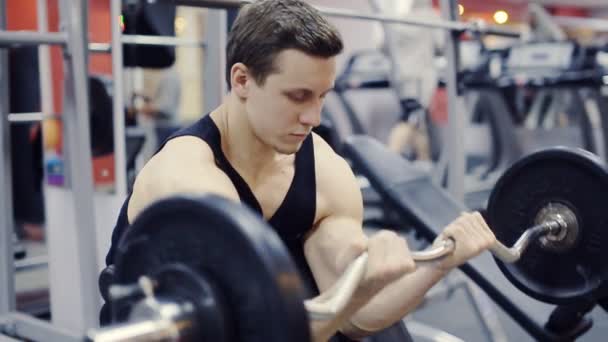 Mann trainiert Armgymnastik, Glöckchen heben, Zeitlupe — Stockvideo