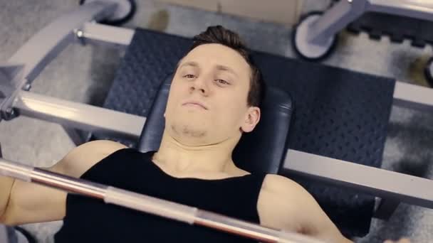 Bench press egzersiz jimnastik salonu yavaş hareket yapan erkek — Stok video