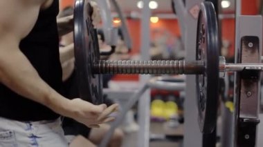 Halter yavaş hareket üzerinde kilo adam