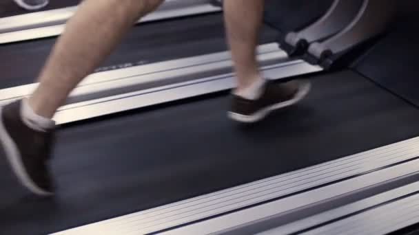 Kör på en treadmill slow motion — Stockvideo