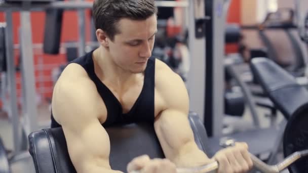 Hombre de trabajo brazos gimnasio, levantando campanas , — Vídeo de stock