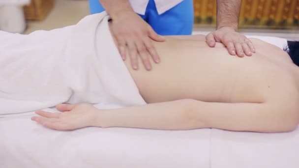 Masaje terapeuta haciendo masaje de pequeño de la espalda — Vídeo de stock