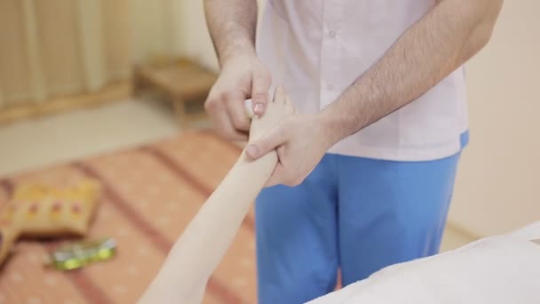 Masáž terapeut dělat masáž ruky — Stock video