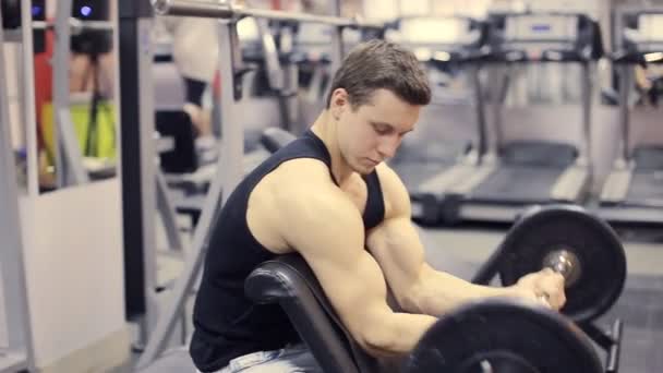 Hombre de trabajo brazos gimnasio, levantando campanas , — Vídeo de stock