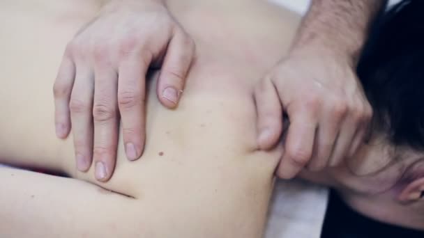 Massagetherapeutin macht Nackenmassage — Stockvideo