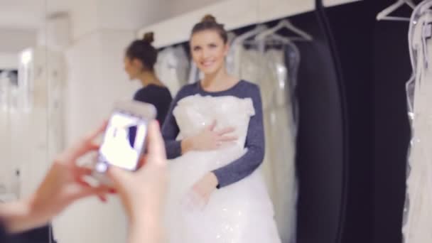 Robe de mariée Raccord dans le magasin de mariée — Video