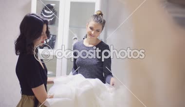 Kız gelinlik gelin mağazasında seçer