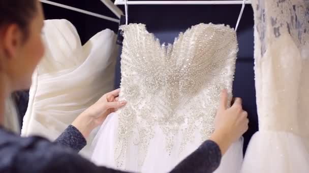 Fille choisit robe de mariée à la boutique de mariée — Video