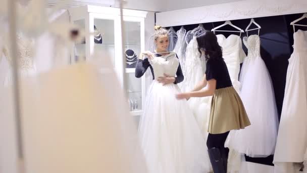 Novias elige vestido de novia en la tienda nupcial — Vídeos de Stock