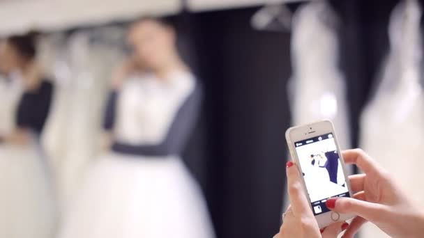 Robe de mariée Raccord dans le magasin de mariée — Video