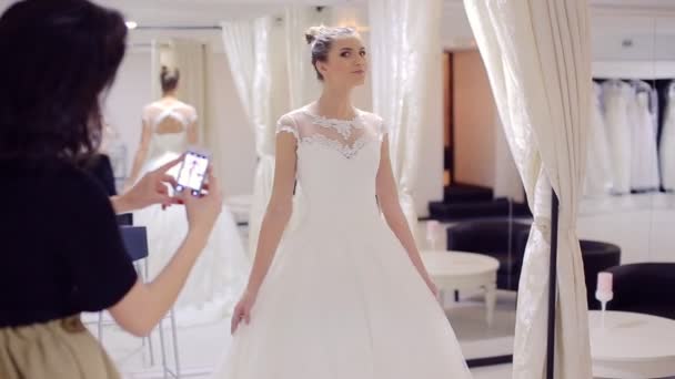 Esküvői ruha menyasszonyi boltba beszerelése — Stock videók