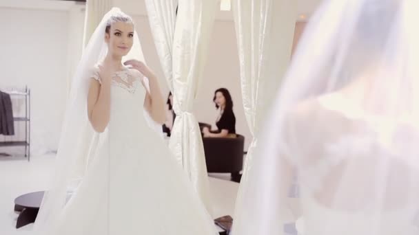 Bruiloft jurk inpassing in bruids winkel — Stockvideo