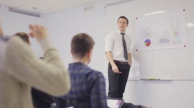 Toplantı odası içinde sunulması iş adamı