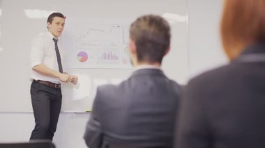 Not içinde boardroom almak takım sunan bir iş adamı. Atış statik