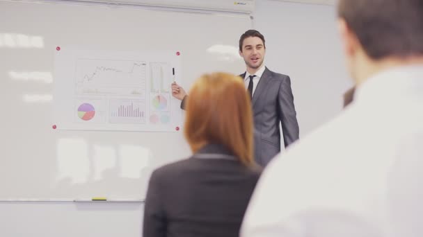 Empresario presentando al equipo tomando notas en la sala de juntas . — Vídeo de stock