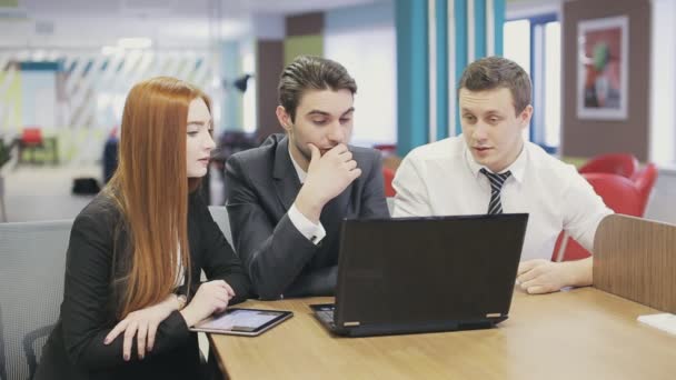 Drie mensen uit het bedrijfsleven bijeen in kantoor — Stockvideo