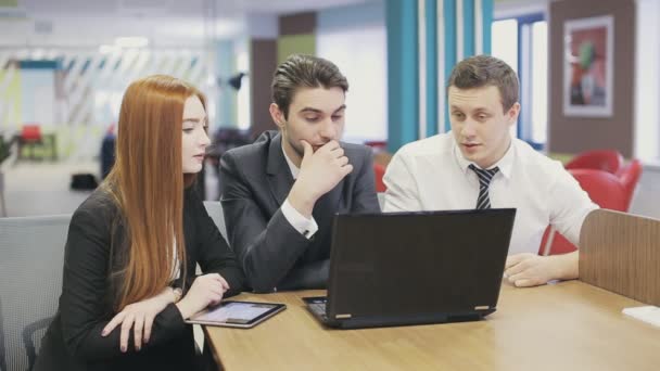 Three business people meeting in office — Stock Video