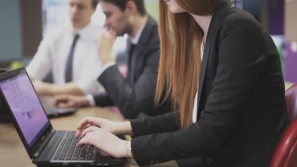 Frau arbeitet im Büro am Laptop — Stockvideo