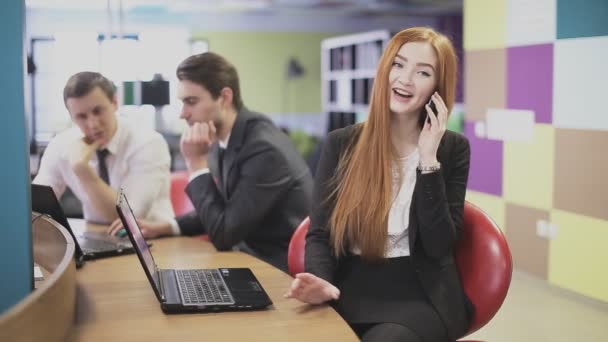 女孩子在电话里说话和笑在办公室 — 图库视频影像