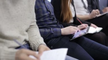 Tablet bilgisayarda toplantı üzerinde eller yukarı kapatın