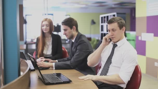 Geschäftsmann telefoniert im Büro — Stockvideo