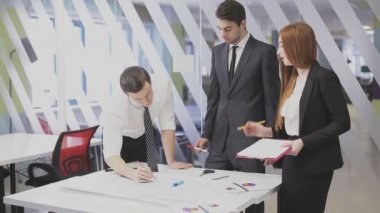 Ofis çalışanları bir proje tartışıyor
