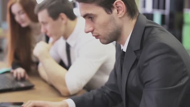 Men typing on keyboards of laptop in office — Stock Video