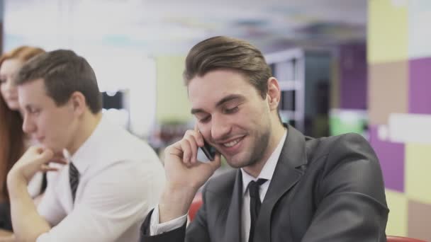 Obchodní muž mluví po telefonu v kanceláři — Stock video