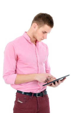 Adam onun tablet pc dokunma. Bir şey ararken veya okuma.